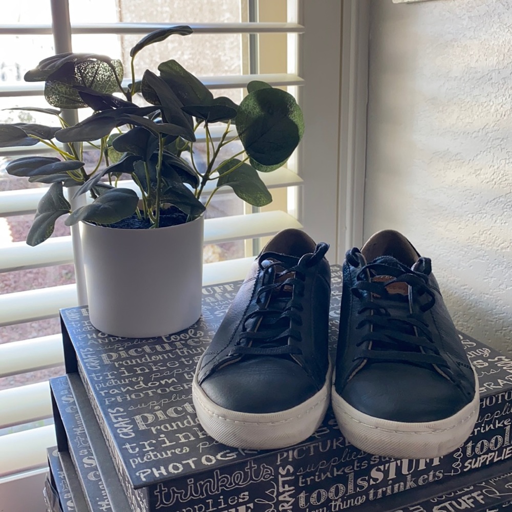 Cole Haan black leather sneakers in size 6